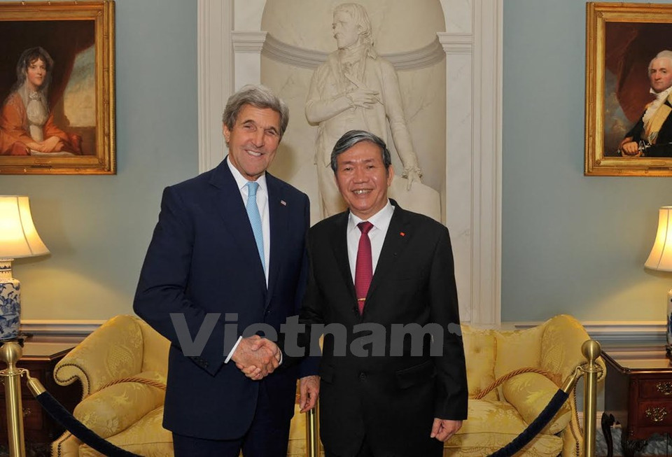 Dinh The Huynh y John Kerry (Fuente: VNA)