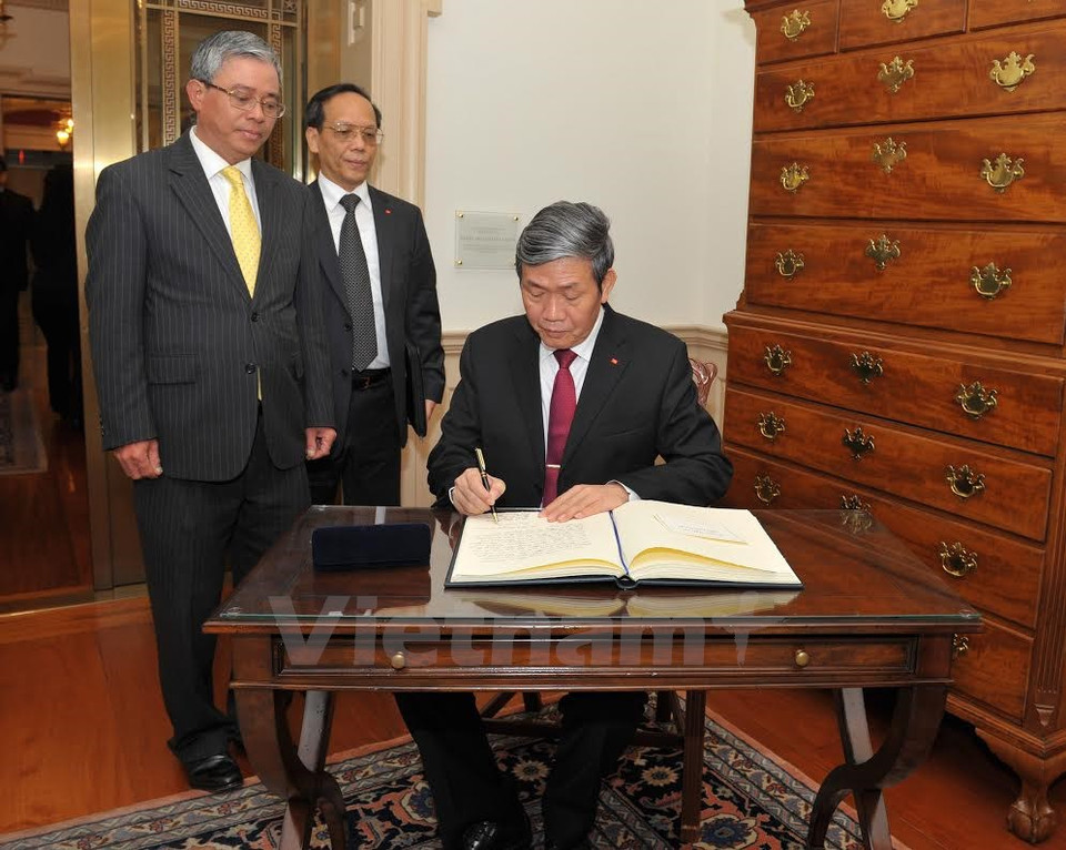 Dinh The Huynh escribe en el libro de recuerdos en el Departamento de Estado (Fuente: VNA)