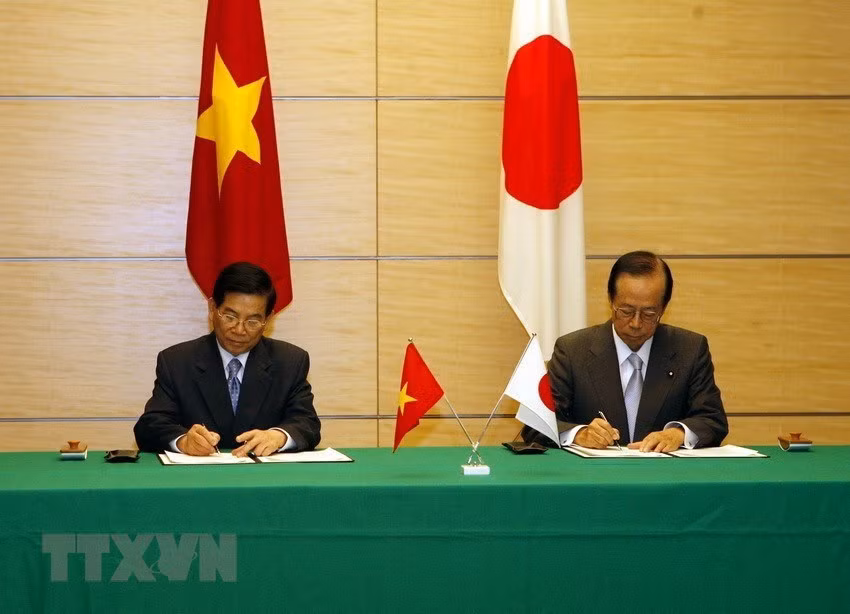 El presidente Nguyen Minh Triet y el primer ministro japonés Yasuo Fukuda firmaron la declaración conjunta Vietnam-Japón el 27 de noviembre de 2007. (Foto: VNA)