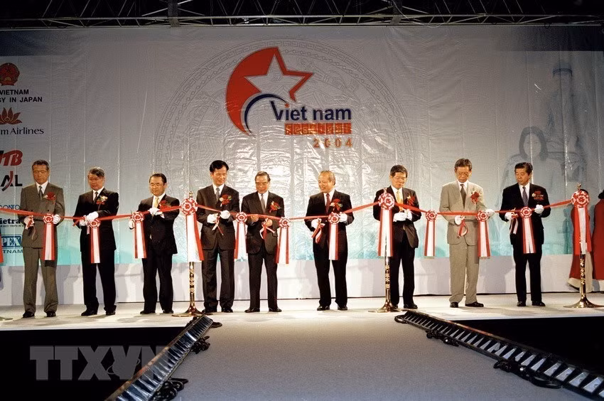 El primer ministro Phan Van Khai asistió a la ceremonia de inauguración del Festival de Vietnam en Yokohama, Japón, del 4 al 6 de junio de 2004. (Foto: VNA)