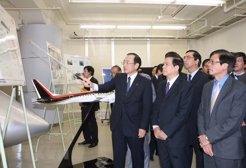 El presidente Nguyen Minh Triet visitó una fábrica de Mitsubishi en la prefectura de Aichi el 15 de noviembre de 2010. (Foto: VNA)