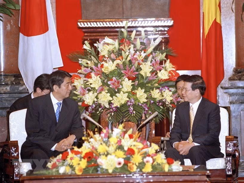 El presidente Nguyen Minh Triet (derecha) recibió al primer ministro japonés Shinzo Abe el 20 de noviembre de 2006. (Foto: VNA)