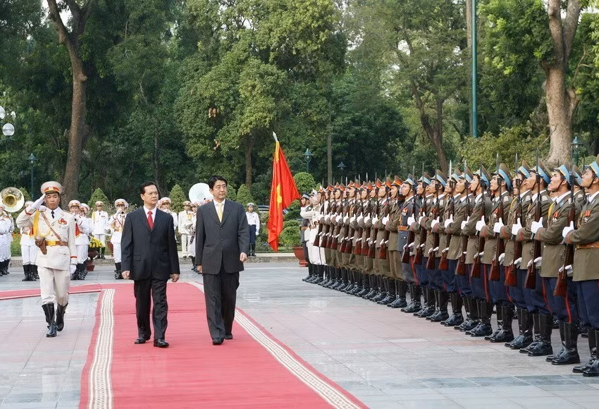El primer ministro Nguyen Tan Dung y su homólogo japonés Shinzo Abe inspeccionaron la guardia de honor en noviembre de 2006. (Foto: VNA)