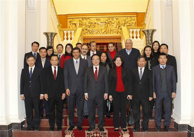 Representantes de los departamentos de Relaciones Exteriores del Comité Central de Partidos Comunistas de Vietnam y Cuba (Fuente: VNA)