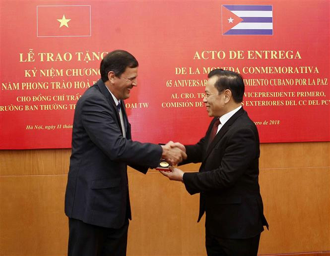 El subjefe del Departamento de Relaciones Exteriores del Comité Central del Partido Comunista de Vietnam Nguyen Tuan Phong, y su homólogo cubano Juan Carlos Marsán Aguilera (Fuente: VNA)