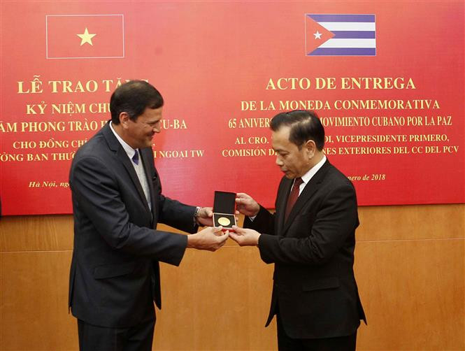 El subjefe del Departamento de Relaciones Exteriores del Comité Central del Partido Comunista de Vietnam Nguyen Tuan Phong, y su homólogo cubano Juan Carlos Marsán Aguilera (Fuente: VNA)