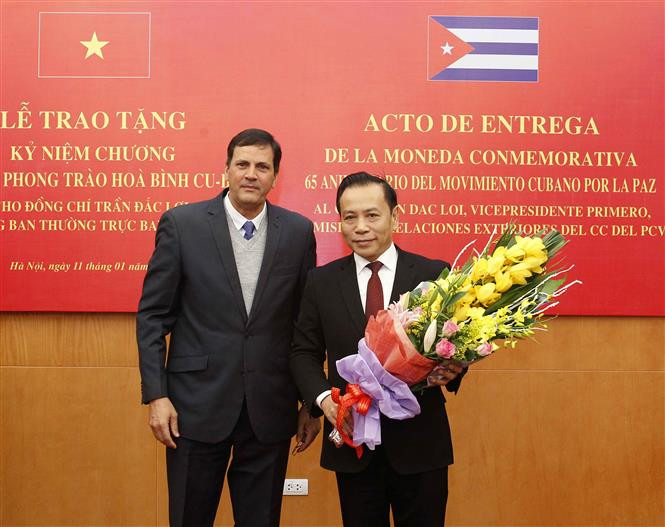 El subjefe del Departamento de Relaciones Exteriores del Comité Central del Partido Comunista de Vietnam Nguyen Tuan Phong, y su homólogo cubano Juan Carlos Marsán Aguilera (Fuente: VNA)