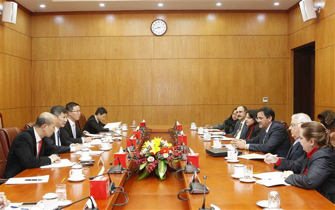 Representantes de los departamentos de Relaciones Exteriores de Comités Centrales de Partidos Comunistas de Vietnam y Cuba dialogan (Fuente: VNA)