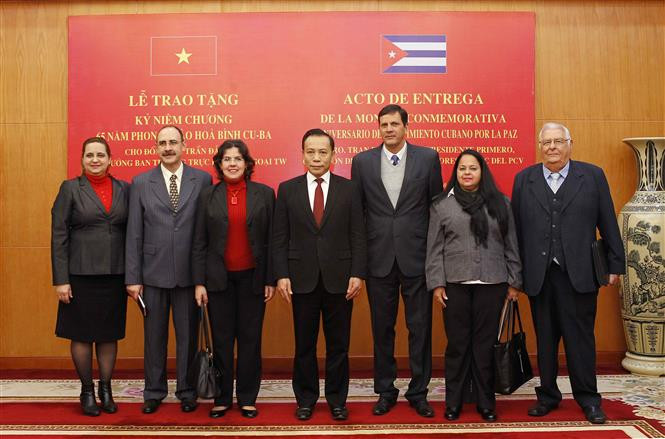 Representantes de los departamentos de Relaciones Exteriores del Comité Central de Partidos Comunistas de Vietnam y Cuba (Fuente: VNA)