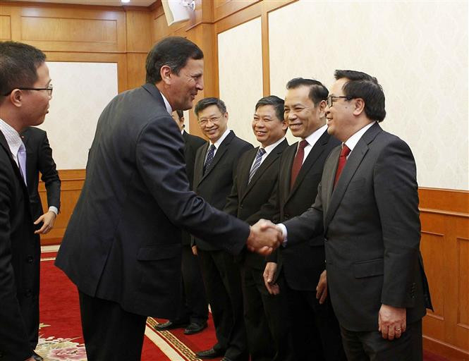 El jefe del Departamento de Relaciones Exteriores del Comité Central del Partido Comunista de Vietnam, Hoang Binh Quan, y el jefe adjunto del Departamento de Relaciones Exteriores del Comité Central del Partido Comunista de Cuba, Juan Carlos Marsán Aguilera (Fuente: VNA)