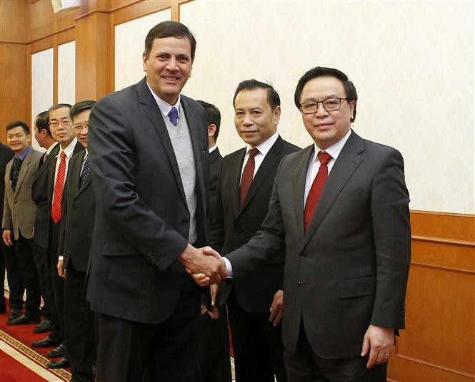 El jefe del Departamento de Relaciones Exteriores del Comité Central del Partido Comunista de Vietnam, Hoang Binh Quan, y el jefe adjunto del Departamento de Relaciones Exteriores del Comité Central del Partido Comunista de Cuba, Juan Carlos Marsán Aguilera (Fuente: VNA)