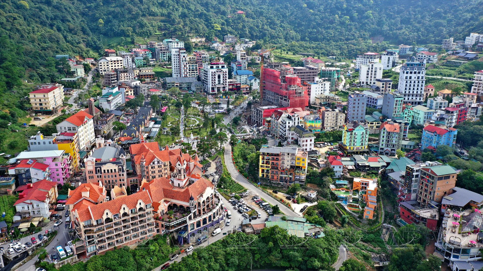 Imágenes de viviendas construidas con arquitectura francesa y nuevas casas coloridas en el pueblo de Tam Dao. (Fuente: Revista Ilustrada de Vietnam)