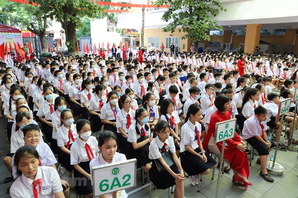 El acto de inauguración del nuevo año académico 2022-2023 en la escuela secundaria de Ngo Si Lien, del distrito de Hoan Kiem de esta capital, contó con una invitada distinguida: la directora general de la UNESCO, Audrey Azoulay, de visita en el país asiático por estos días. Junto a ella, asistieron al acto la jefa de la misión de Vietnam ante la UNESCO, embajadora Le Thi Hong Van; el viceministro de Educación y Formación Ngo Thi Minh; el vicepresidente del Comité Popular municipal de Hanoi Cu Xuan Dung y representantes de los departamentos y sectores. La dirigente de la UNESCO tocó el tambor para abrir el nuevo año académico y manifestó su júbilo por los esfuerzos y los logros alcanzados por esta institución educativa durante el tiempo pasado (Fuente: Vietnam+)