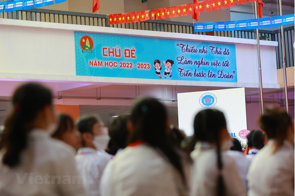 Audrey Azoulay informó que Vietnam cuenta con 23 instalaciones educativas que han participado en la red de educación conectada y se comprometió a acompañar los programas y tareas del desarrollo de este campo con la UNESCO. Tras calificar a Ngo Si Lien como una escuela con clubes que poseen actividades orientadas a los estudiantes y la ciencia, la directiva resaltó que la instalación académica vietnamita presta atención a elevar la conciencia de los estudiantes y maestros sobre el cambio climático. En el evento, la rectora de la referida escuela, Pham Thu Ha, aseguró que su centro docente deviene uno de los elegidos para participar en el proyecto de “Educación para una carrera sostenible” de la red de escuelas conectadas de la UNESCO (Fuente: Vietnam+)
