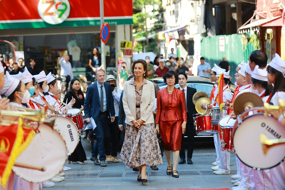 Al manifestar su voluntad de que los estudiantes se esfuercen incesantemente por alcanzar buenos méritos de estudio en este nuevo año escolar, Thu Ha patentizó: “la escuela siempre está interesada y apunta a garantizar una educación inclusiva, igualitaria y de calidad”. Las escuelas, desde la primaria hasta los niveles superiores de Ciudad Ho Chi Minh, también comenzaron a recibir alumnos después de las vacaciones de verano. Los jardines de infancia y preescolares reabrirán el 31 de agosto. Según el Departamento de Educación y Capacitación Municipal, la urbe tiene más de 1,6 millones de escolares, incluidos 660 mil en el nivel primario, 460 mil en el nivel secundario, 245 mil en el nivel medio superior y 260 mil niños en jardines de infancia y preescolar (Fuente: Vietnam+)