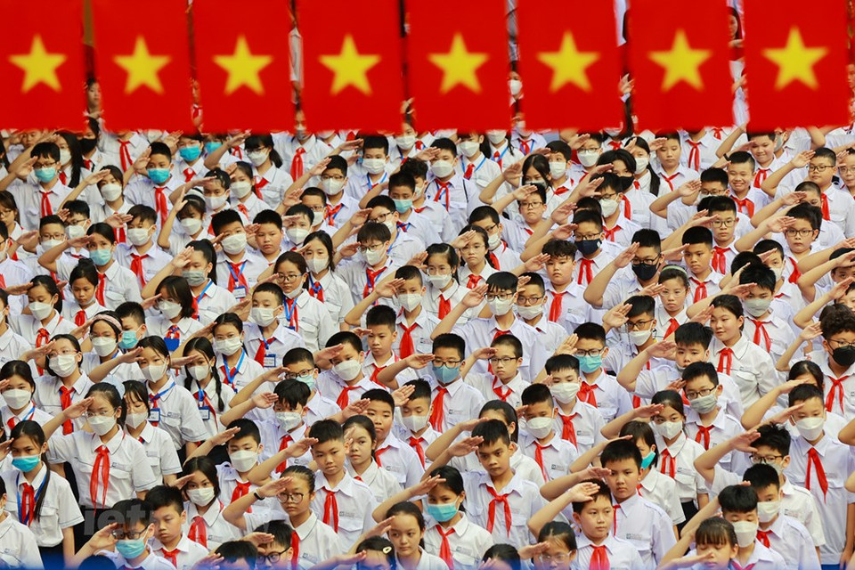 A propósito, Xuan Phuc reconoció el consenso, la determinación, los esfuerzos y logros del sector educativo en el pasado año escolar, y valoró el lema del reglón este año, que se proyecta a la “unidad, creatividad, esfuerzos por cumplir las tareas y objetivos de renovación, consolidando y mejorando la calidad de la educación y formación”. Toda la sociedad debe unirse al sector de la educación, en pos de crear una sociedad civilizada, ordenada y ejemplar, establecer una buena cultura y estándares sociales para que los infantes estudien y sigan; a la par de construir una sociedad del aprendizaje, accesible a todos los niños, incluidos los desfavorecidos, exhortó (Fuente: Vietnam+)