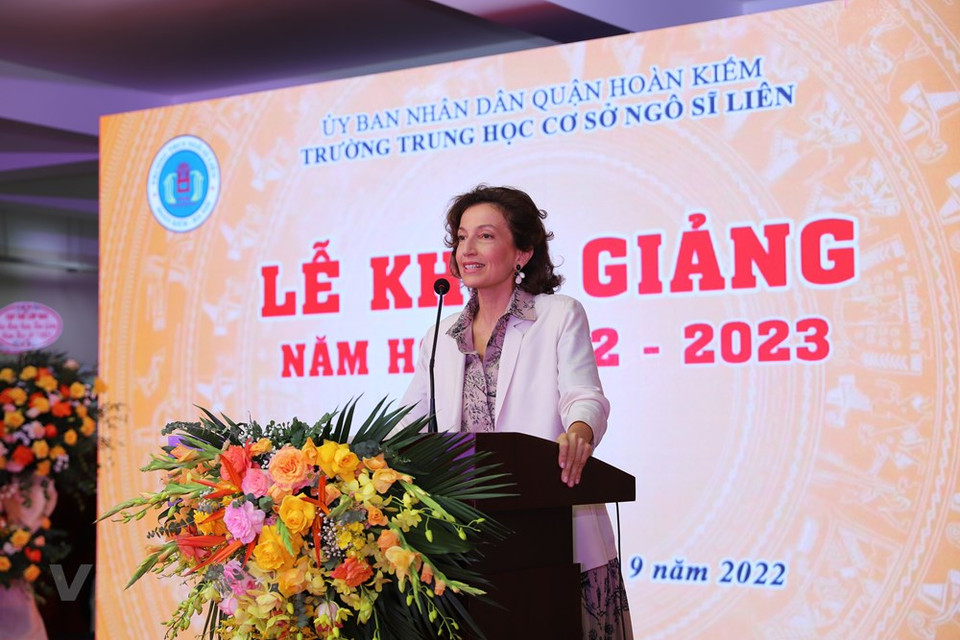 El mandatario vietnamita destacó que la calidad de la educación sigue mejorando y es reconocida y apreciada internacionalmente. La calidad de la enseñanza de Vietnam se elevó cinco escaños, alcanzando el puesto 59 en el ranking mundial en el año 2021, dijo, al comentar que el examen de graduación del bachillerado en 2022 se realizó con éxito. La educación en zonas montañosas, fronterizas, insulares y pobladas por minorías étnicas sigue recibiendo una gran atención y muchas universidades del país se incluyeron en prestigiosas clasificaciones internacionales, subrayó. Además, los excelentes logros que los estudiantes obtuvieron en los Juegos Olímpicos de 2022 han reafirmado una vez más la valentía, la capacidad y la sabiduría de los vietnamitas ante amigos internacionales, resaltó (Fuente: Vietnam+)