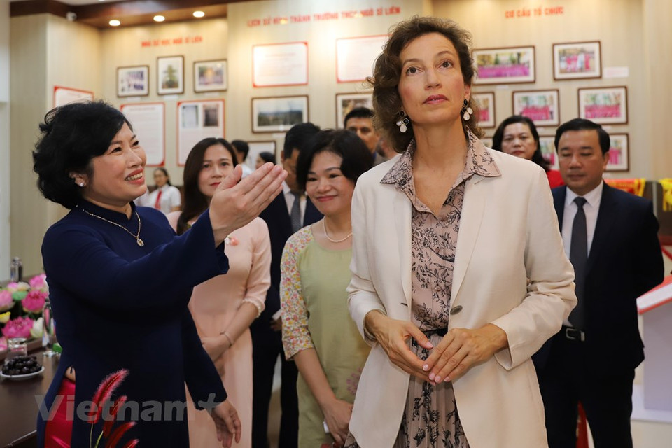 Igualmente, deben desarrollar de manera armónica la relación entre la educación pública y privada, además de dar prioridad al desarrollo educativo en las zonas remotas, de etnias minoritarias y con dificultades económicas. Por otro lado, el presidente de Vietnam instó a continuar perfeccionando los mecanismos y políticas para impulsar la socialización de la educación y la formación en la dirección correcta y razonable, a la par de estudiar y perfeccionar el sistema de libros de texto y el régimen de exámenes en todos los niveles. En la ceremonia, el jefe de Estado tocó el tambor para abrir el nuevo año escolar y entregó obsequios a los estudiantes que ganaron premios importantes en competencias olímpicas regionales e internacionales (Fuente: Vietnam+)