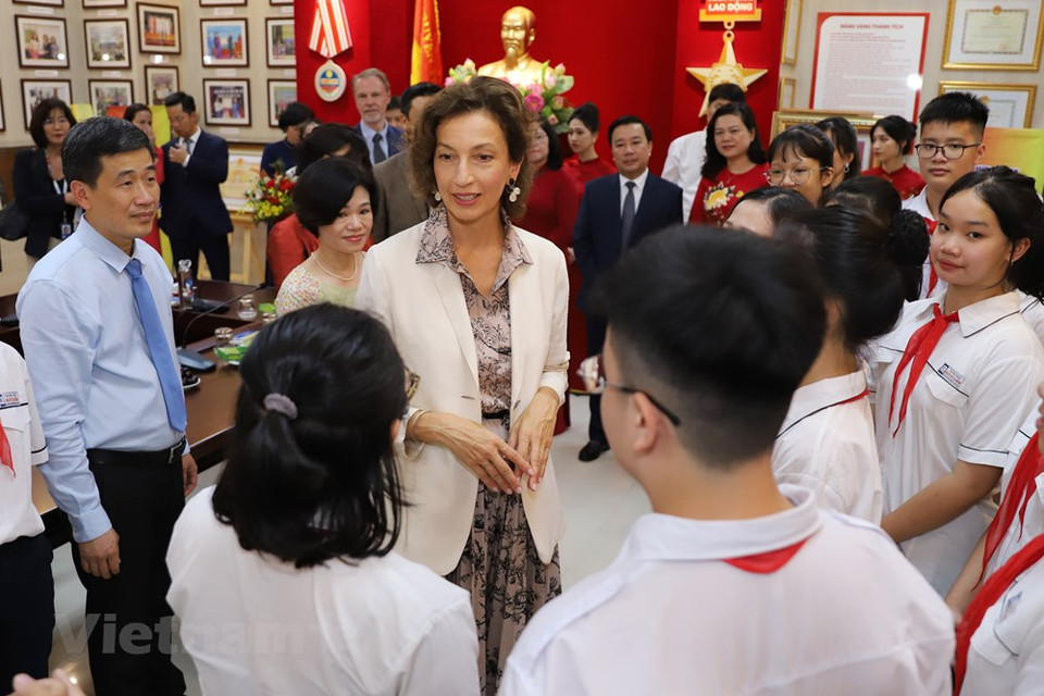 Al asistir a la ceremonia de apertura del nuevo año escolar en la escuela primaria Doan Thi Diem, en Hanoi, el primer ministro de Vietnam, Pham Minh Chinh, instó a garantizar las condiciones de estudio, recreación y nutrición para los alumnos. Durante el acto, expresó su deseo de que las escuelas y los docentes presten atención a asegurar el desarrollo de los niños y que los padres cooperen estrechamente con los maestros para enseñar y cuidar a sus hijos. El jefe de Gobierno recomendó que los estudiantes enriquezcan sus conocimientos, aprendan idiomas extranjeros e informática, y hagan ejercicios físicos, especialmente cultiven habilidades para la vida y de supervivencia. Sugirió a los ministerios y ramas, especialmente al Ministerio de Educación y Formación, enfocarse en resolver gradualmente las deficiencias y limitaciones que surgen (Fuente: Vietnam+)