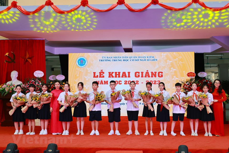 El jefe de Estado destacó los logros alcanzados por los estudiantes vietnamitas en las competiciones olímpicas nacionales e internacionales, contribuyendo a afirmar la posición de la educación de Vietnam en el mundo. Para cumplir con éxito las tareas del ciclo escolar 2022-2023, el mandatario vietnamita urgió al sector educativo a promover más la implementación de la política de renovación fundamental e integral de los programas de educación y la formación en el espíritu de la Resolución del XIII Congreso Nacional del Partido Comunista de Vietnam. Xuan Phuc también pidió perfeccionar el sistema educativo nacional adecuado a cada tipo de formación y reorganizar el sistema de escuelas (Fuente: Vietnam+)