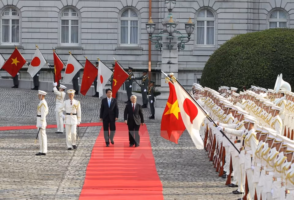 Shinzo Abe y Phu Trong pasaron revista al ejército (Fuente: VNA)