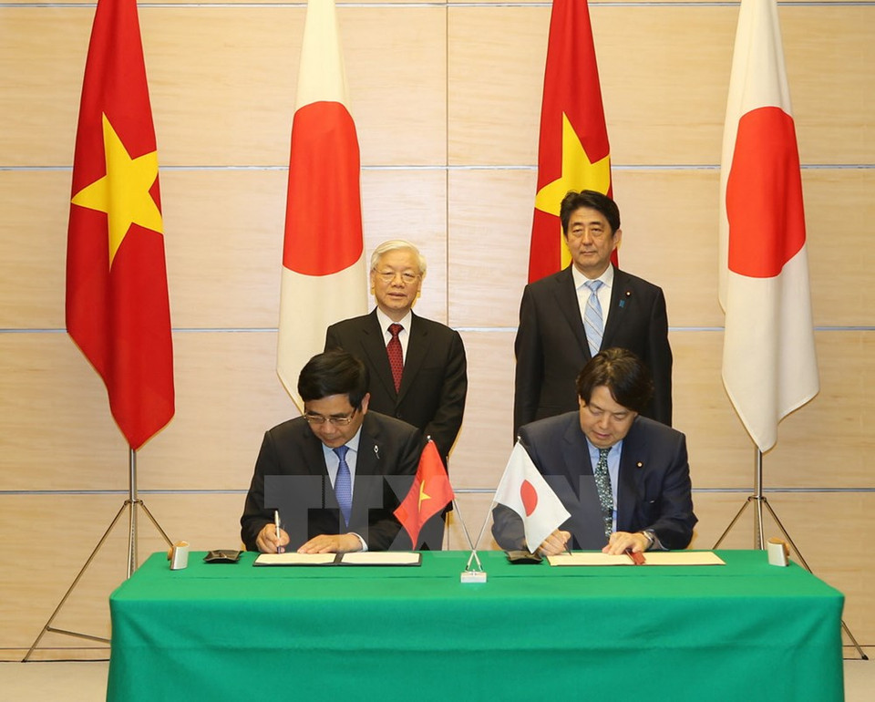 Firma del acuerdo cooperativo entre el Ministerio vietnamita de Agricultura y el japonés de Agricultura, Silvicultura y Acuicultura, ante la presencia de los líderes (Fuente: VNA) 