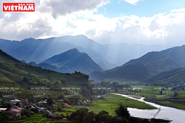 El arroyp Nam Cam conduce agua desde montañas a los arrozales de Khau Pha (Fuente;VNA)