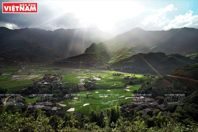 La aldea de Lim Thai con sus casas sobre pilares entre las terrazas arrocerras (Fuente:VNA)