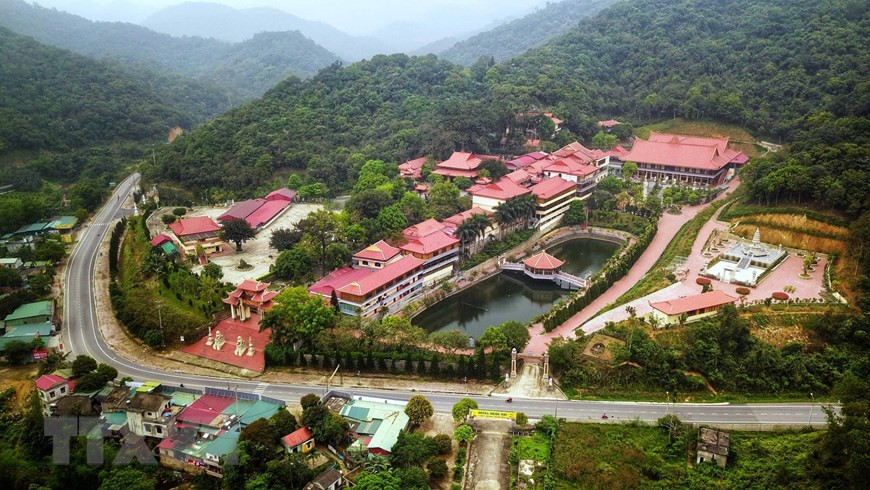 Situado en la montaña Yen Tu, el monasterio Truc Lam Yen Tu (también conocido como pagoda Lan) fue el sitio elegido por el rey Tran Nhan Tong (1258-1308) para realizar sus prácticas religiosas. (Foto: VNA)