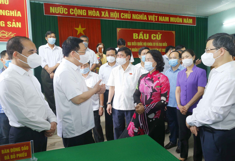 El presidente de la Asamblea Nacional de Vietnam, Vuong Dinh Hue, revisa los preparativos para las próximas elecciones en una circunscripción de la ciudad de Tuyen Quang. (Foto: VNA)