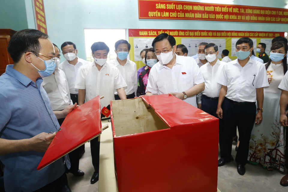 El presidente de la Asamblea Nacional de Vietnam, Vuong Dinh Hue, revisa los preparativos para las próximas elecciones en una circunscripción de la ciudad de Tuyen Quang. (Foto: VNA)