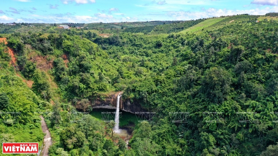 La leyenda cuenta que Lieng Nung es la única cascada del arroyo Dak Nia, que se origina de los bosques sagrados, por lo que su corriente es transparente durante todo el año. (Foto: VNA)