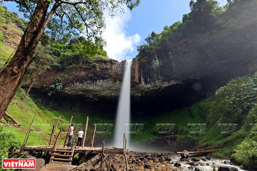 Desde lejos, la cascada se asemeja a la imagen de una cinta de seda blanca que se estira a lo largo de los escarpados acantilados. (Foto: VNA)