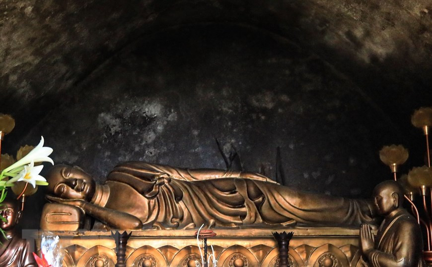 La estatua del rey-monje Tran Nhan Tong, con una postura acostada, se encuentra en la pagoda Ngoa Van en la montaña Bao Dai, a una altitud de 600 metros sobre el nivel del mar. (Foto: VNA)