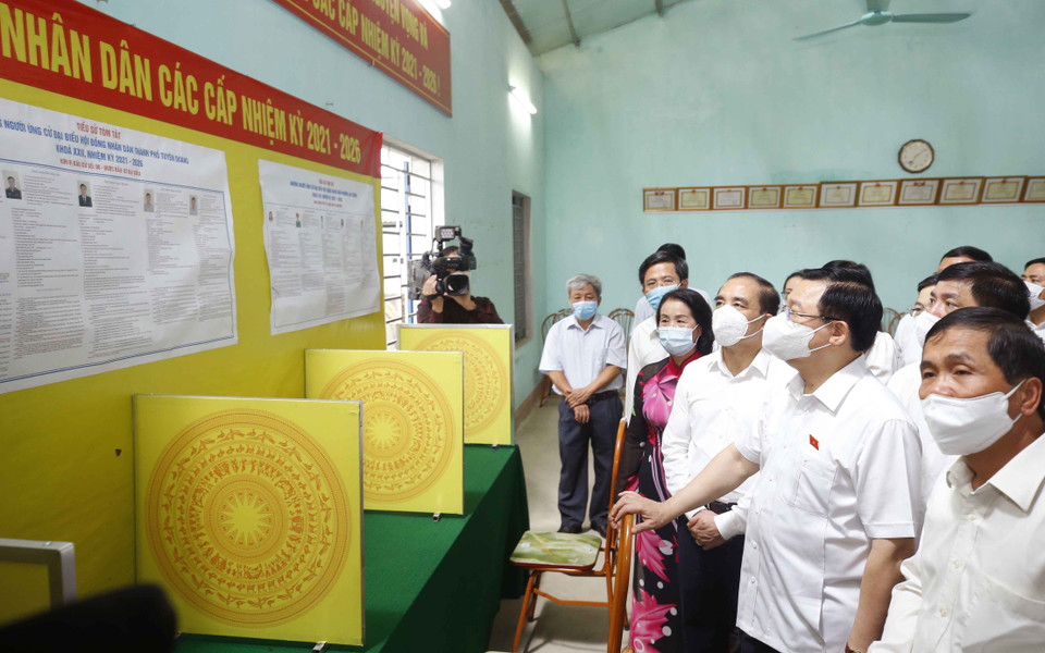 El presidente de la Asamblea Nacional de Vietnam, Vuong Dinh Hue, revisa los preparativos para las próximas elecciones en una circunscripción de la ciudad de Tuyen Quang. (Foto: VNA)