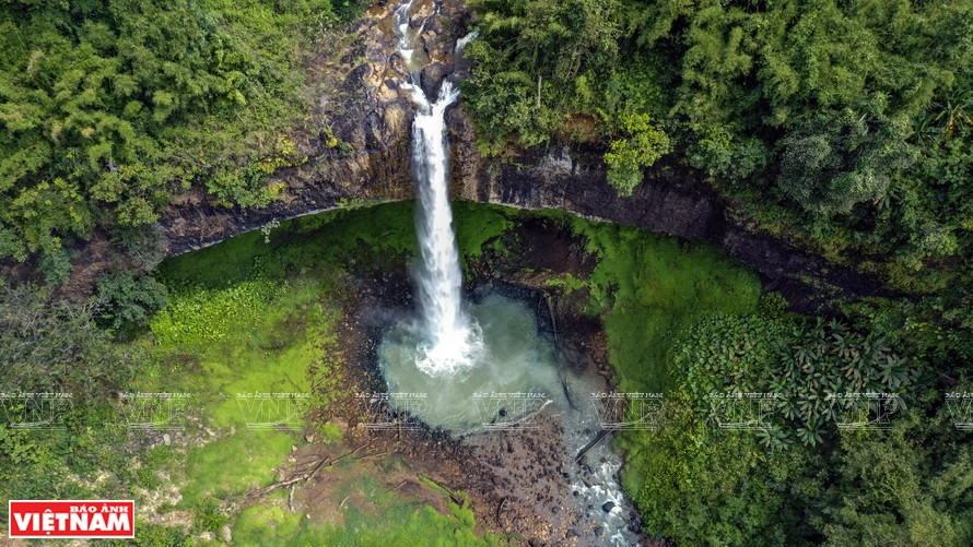 La cascada de Lieng Nung consta de tres tramos, el más alto cuenta con unos 30 metros de altura, y su corriente de agua termina en el arroyo Dak Nia. (Foto: VNA)