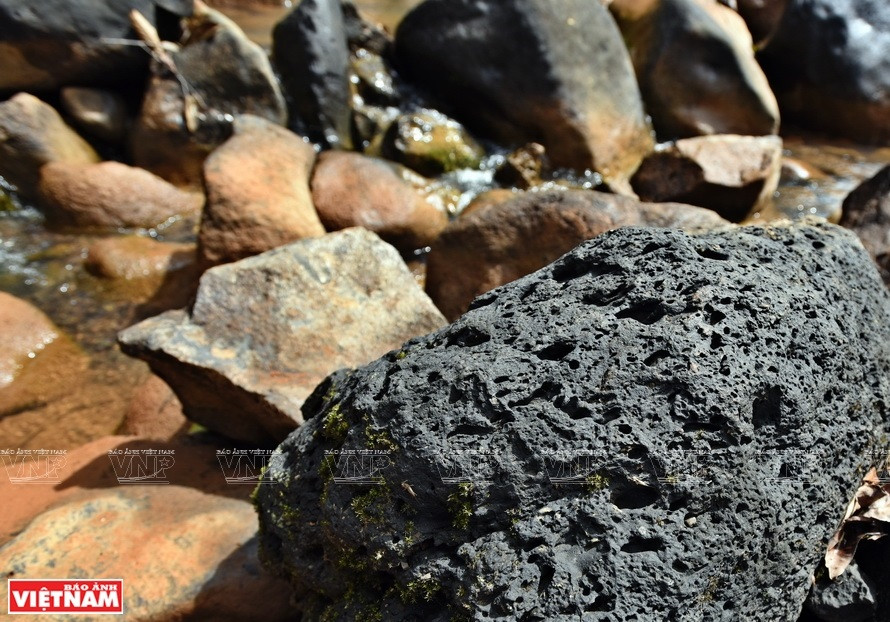 Las rocas basálticas al pie de la cascada constituyen rastros de las erupciones volcánicas hace millones de años. (Foto: VNA)