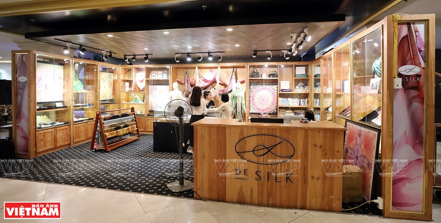 Stand de presentación y exhibición de productos de seda de DeSilk en Hanoi (Foto: VNA)