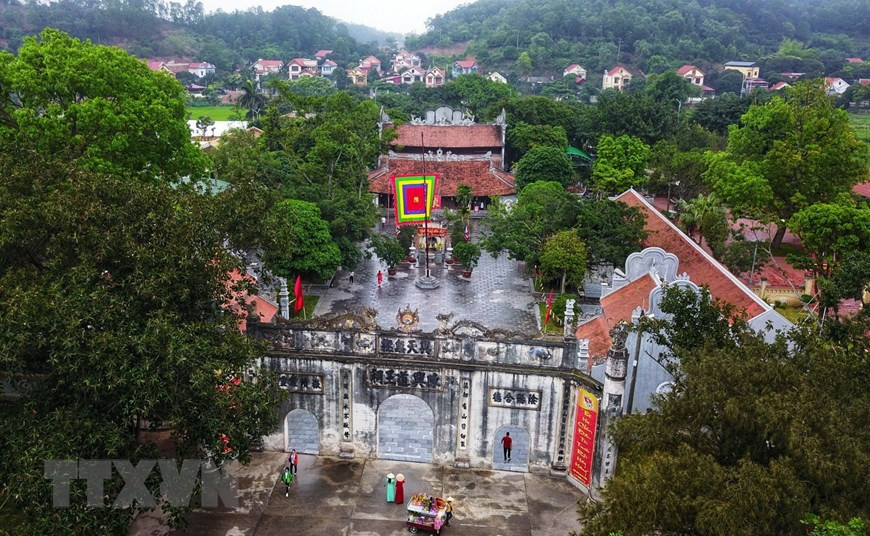 El templo Kiep Bac dedicado al héroe nacional Tran Quoc Tuan y su familia se ubica en medio del valle de la montaña Rong (Dragón) y posee una vista panorámica al río Thuong. (Foto: VNA)