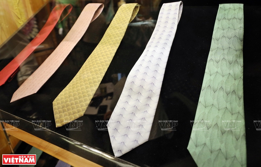 Colección de bufandas de seda de lujo de DeSilk (Foto: VNA)