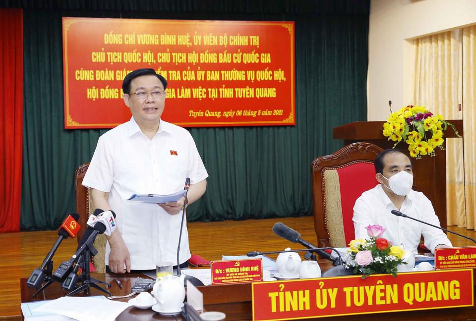 El presidente de la Asamblea Nacional de Vietnam, Vuong Dinh Hue, interviene en una reunión con la Comisión Electoral de la provincia de Tuyen Quang. (Foto: VNA)