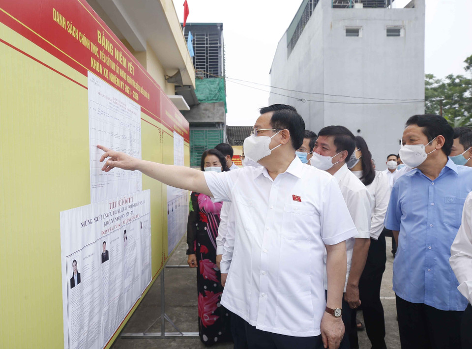 El presidente de la Asamblea Nacional de Vietnam, Vuong Dinh Hue, revisa los preparativos para las próximas elecciones en una circunscripción de la ciudad de Tuyen Quang. (Foto: VNA)