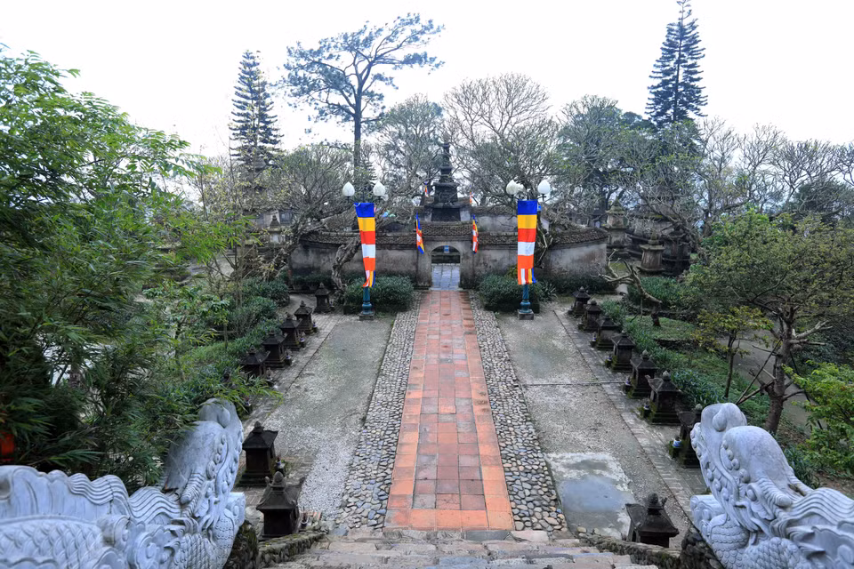 Camino desde la pagoda Hoa Yen a la de Dong en el complejo histórico y paisajístico de Yen Tu, en la ciudad de Uong Bi, Quang Ninh (Foto: VNA)