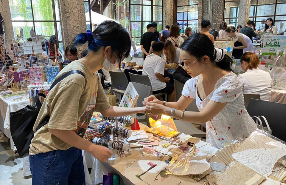Los productos han sido llevados por Cuc Huong a ferias para darlos a conocer más ampliamente. Foto: Revista Vietnam