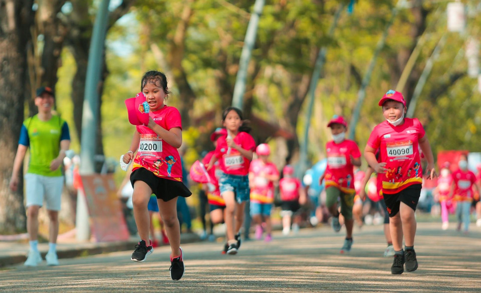 Niños de Ciudad Ho Chi Minh participan en una carrera. Foto de VNA