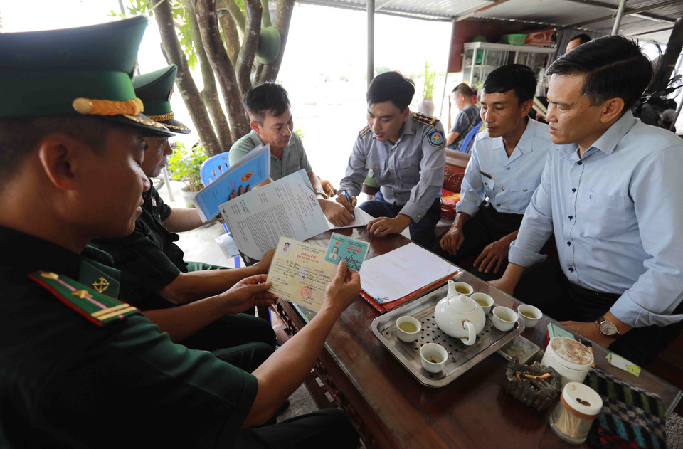 Las autoridades de la ciudad de Hai Phong divulgan sobre la explotación de productos según las regulaciones de la pesca ilegal, no declarada y no documentada (IUU) antes de que los barcos salgan del puerto. Foto: VNA