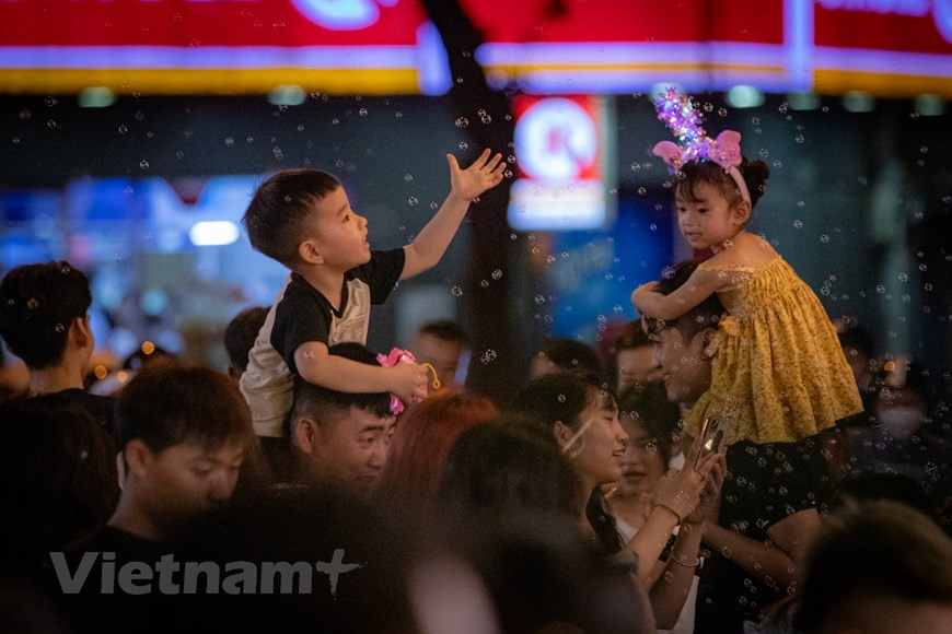 Los niños, traídos por sus familias aquí, experimentan la atmósfera del Festival del Medio Otoño en la calle de Hang Ma. (Foto: Vietnam+)