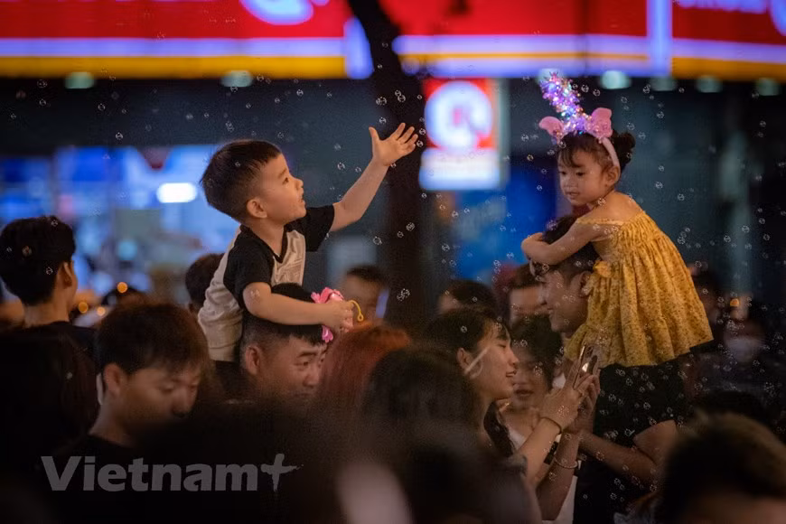 Los niños, traídos por sus familias aquí, experimentan la atmósfera del Festival del Medio Otoño en la calle de Hang Ma. (Foto: Vietnam+)