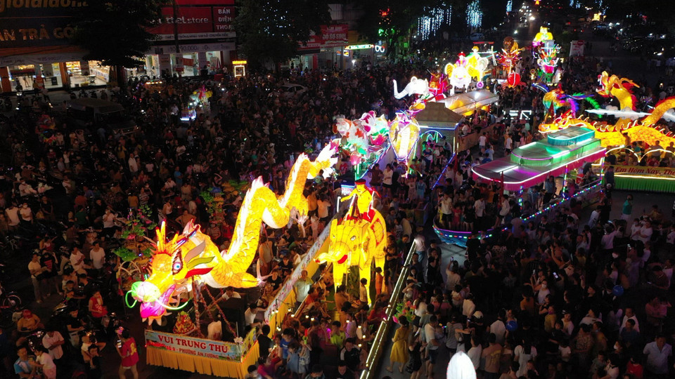 La gente desfila con gigantes linternas de diferentes colores y tamaños por las calles de Tuyen Quang. Foto: VNA