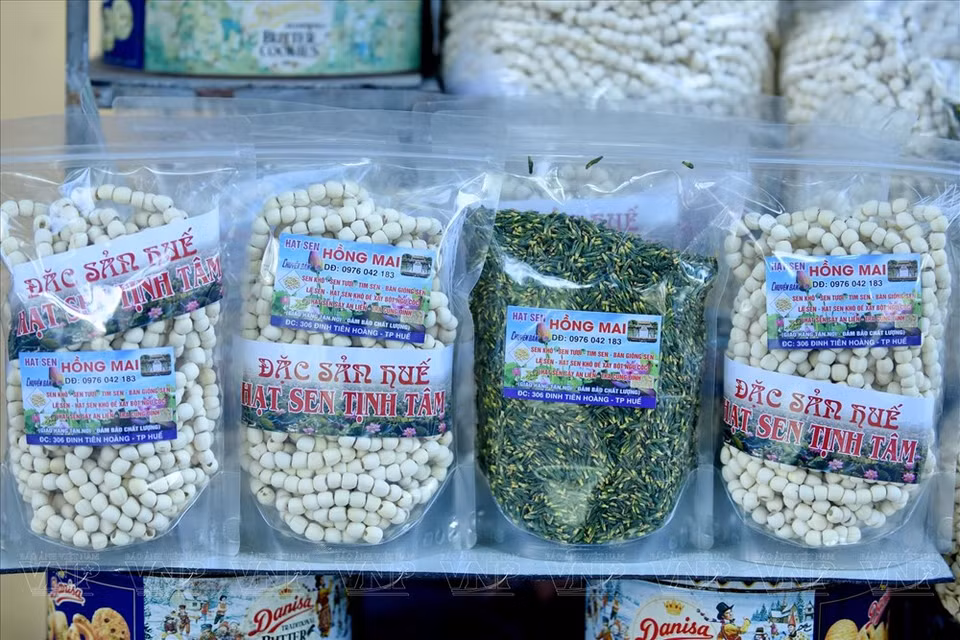 Las semillas del loto se venden a lo largo de la calle Dinh Tien Hoang. 